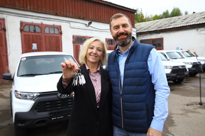 Губернатор региона и спикер Заксобрания передали больницам новые автомобили